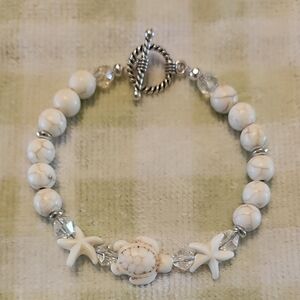 Elegant White Beaded Bracelet with Starfish and Turtle Accents